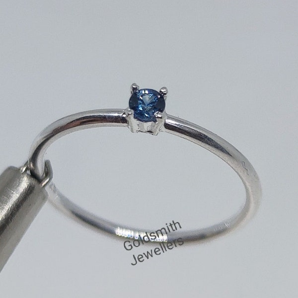 Zierlicher blauer Saphir Ring, Versprechen Ring, winziger 925 Silber Ring, kleiner blauer Saphir Ring, Geburtstagsgeschenk, Stapelring, Geschenk für Frauen.