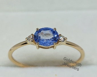 Pierścionek zaręczynowy z żółtego złota próby 14k: diament i niebieski szafir