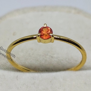 Anillo de zafiro naranja delicado/anillo de apilamiento/anillo de piedra preciosa natural/anillo de oro amarillo de 14 k/anillo de promesa/anillo minimalista/regalo de aniversario para ella.
