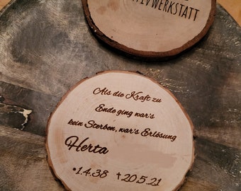 engraved tree disc, wooden disc with bark, funeral, FriedWald, forest burial