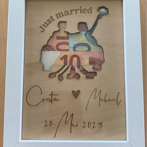 Regalo di nozze personalizzato con gli sposi e l&#39;auto nuziale in una cornice