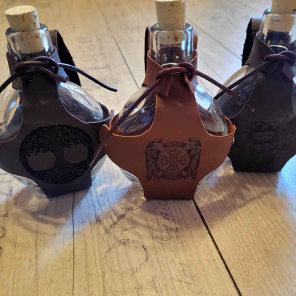 Trinkflasche in Lederhalterung mit Lasergravur, Flachmann, Schnapsflasche 200ml, Mittelalter, Larp, Mittelaltermarkt