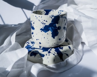 Tasse blanc brillant avec taches bleues, céramique en grès, tasse à thé, tasse à café, tasse à cappuccino