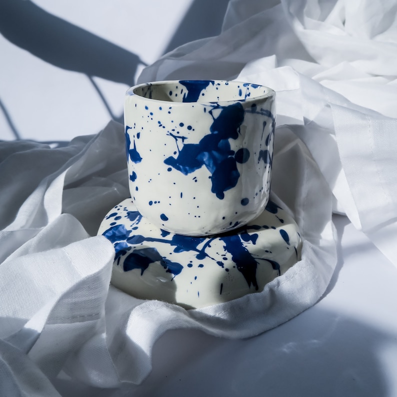 Becher weiß glänzend mit blauen Flecken Klecksen, Steinzeugkeramik, Teetasse, Kaffeebecher, Cappuccinotasse Bild 1
