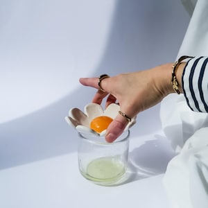 Handgjord keramisk äggseparator, köksredskap i vitt keramik, minimalistisk ägguleseparator, modern keramisk köksdekor