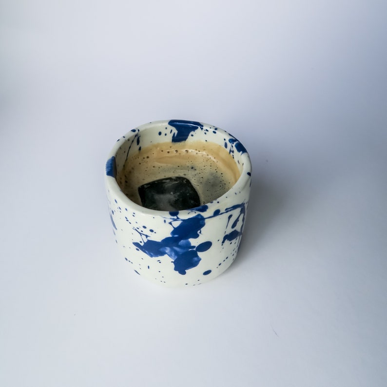 Becher weiß glänzend mit blauen Flecken Klecksen, Steinzeugkeramik, Teetasse, Kaffeebecher, Cappuccinotasse Bild 5