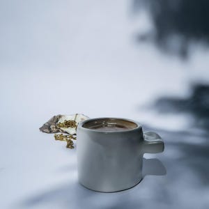 Espressobecher Keramik handgemacht – weiße Tasse minimalistisch glänzend | Unikat aus Ton | kleiner Kaffeebecher handmade Berlin