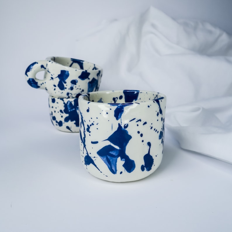 Becher weiß glänzend mit blauen Flecken Klecksen, Steinzeugkeramik, Teetasse, Kaffeebecher, Cappuccinotasse Bild 2