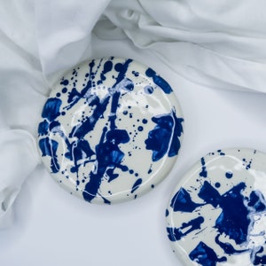 Becher weiß glänzend mit blauen Flecken Klecksen, Steinzeugkeramik, Teetasse, Kaffeebecher, Cappuccinotasse Bild 7