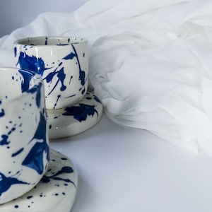 Becher weiß glänzend mit blauen Flecken Klecksen, Steinzeugkeramik, Teetasse, Kaffeebecher, Cappuccinotasse Bild 6