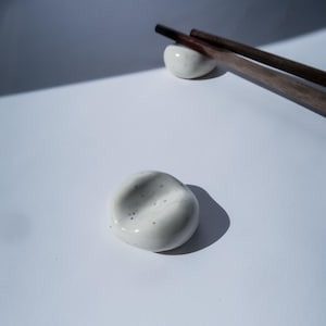 Repose-baguettes en céramique faits main – Minimaliste, japonais, accessoire pour sushi, décoration de table, lot de 2