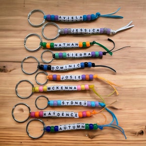 Porte-clés nom personnalisé, Porte-clés avec nom en perles, Porte-clés de sac à main, Porte-clés en perles personnalisé, Porte-clé de voiture, Cadeaux Sweet Sixteen, Porte-nom pour sac
