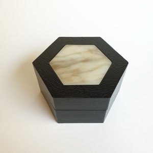 Hexagonal box stone lid (marbled white) and leather effect/velvet interior