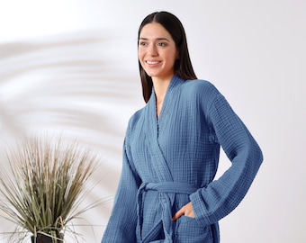 Königsblaue Farbe Organic Unisex 4 Layered Musselin Kimono Robe.Kimono Robe. Weicher saugfähiger Gaze-Bademantel, Spa-Kimono. Roben für alle Jahreszeiten