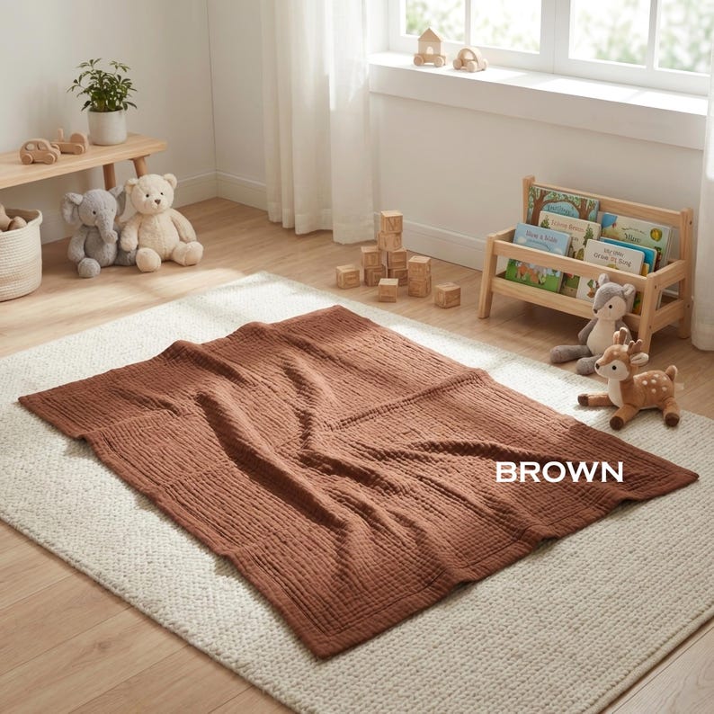K&ouml;nnte beinhalten: Eine rechteckige braune Decke mit einer strukturierten, geknitterten Stoffoberfl&auml;che. Die Decke liegt flach auf einem hellen Teppich. Das Wort BROWN ist in wei&szlig;en Gro&szlig;buchstaben auf der unteren rechten Seite der Deckenoberfl&auml;che aufgedruckt.
