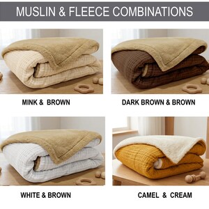 K&ouml;nnte beinhalten: Produktbild mit vier verschiedenen Kombinationen aus Musselin- und Fleece-Decken. Die Farbkombinationen umfassen Mink und Braun, Dunkelbraun und Braun, Wei&szlig; und Braun sowie Kamel und Creme. Der Text "MUSLIN & FLEECE COMBINATIONS" steht oben.