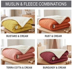 K&ouml;nnte beinhalten: Vier gefaltete Decken in Senf-, Rost-, Terrakotta- und Burgunderfarben, jeweils kombiniert mit cremefarbenem Fleece. Die Decken werden auf Holztischen pr&auml;sentiert. Der Text "MUSLIN & FLEECE COMBINATIONS" steht oben, mit Farbkombinationen darunter.