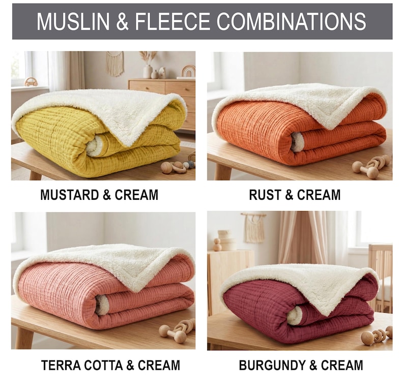 K&ouml;nnte beinhalten: Vier gefaltete Decken in Senf-, Rost-, Terrakotta- und Burgunderfarben, jeweils kombiniert mit cremefarbenem Fleece. Die Decken werden auf Holztischen pr&auml;sentiert. Der Text "MUSLIN & FLEECE COMBINATIONS" steht oben, mit Farbkombinationen darunter.