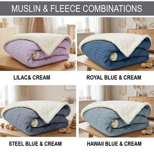 K&ouml;nnte beinhalten: Gezeigt werden vier gefaltete Decken mit Musselin- und Fleece-Kombinationen. Die Decken sind in den Farben Flieder, K&ouml;nigsblau, Stahlblau und Hawaii-Blau gehalten, jeweils kombiniert mit cremefarbenem Fleece. Der Text "MUSLIN & FLEECE COMBINATIONS" steht oben.