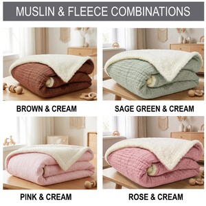 K&ouml;nnte beinhalten: Vier gefaltete Decken mit Musselin- und Fleece-Kombinationen in den Farben Braun und Creme, Salbeigr&uuml;n und Creme, Rosa und Creme sowie Rose und Creme. Der Text "MUSLIN & FLEECE COMBINATIONS" steht oben auf dem Bild.