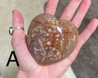 Corazón de ágata con flor de cerezo / Talla de cristal femenina