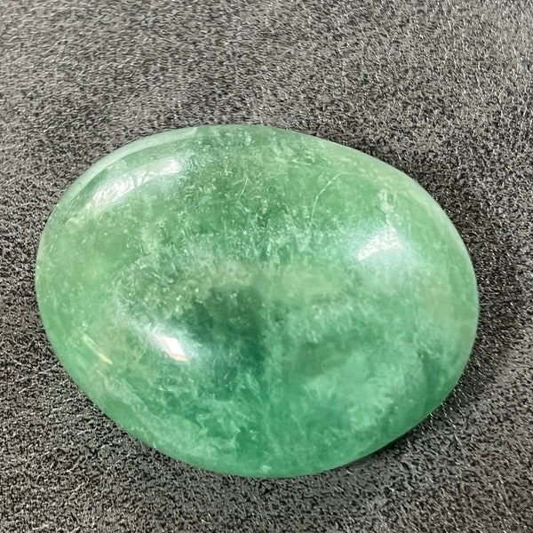 Piedra de palma de fluorita verde jugosa con inclusiones de arco iris / FLUORITA VERDE color impresionante pisapapeles pesado cristal / chakra del corazón