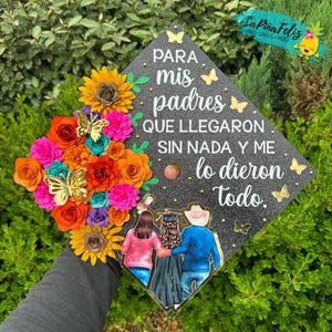 Para Mis Padres Que Llegaron Sin Nada Y Me Lo Dieron Todo Grad Cap Topper Gift Class of 2025 2026