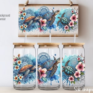 Puede incluir: Tres vasos de vidrio transparente con tapas de bambú y pajitas. Cada vaso presenta un diseño de acuarela de una tortuga marina, flores y patrones de mandala en tonos azules, rosas y verdes.