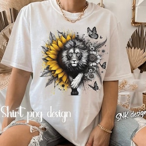Puede incluir: Camiseta blanca con un diseño gráfico de un león de pie en un girasol con mariposas y flores. El texto "T-Shirt png design" está en la parte inferior de la camiseta y "SNK designs" está en la parte inferior derecha de la imagen.