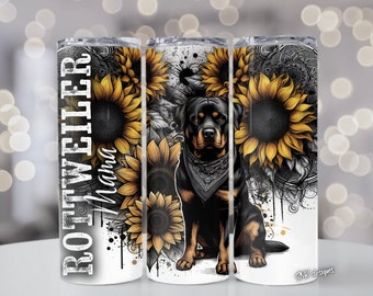 Op de afbeelding: Een witte tumbler met een zwarte en bruine Rottweiler-hond die een bandana draagt, omringd door zonnebloemen. De tekst "Rottweiler Mama" staat aan de linkerkant van de tumbler.