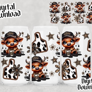 K&ouml;nnte beinhalten: Wei&szlig;e Sublimations-K&uuml;hlmanschetten mit einem Cartoon-K&auml;lber-Design. Das Kalb tr&auml;gt eine schwarze Kappe und h&auml;lt eine Kaffeetasse. Das Design umfasst Sterne, Kuhanh&auml;nger und die Worte "Digital Download".