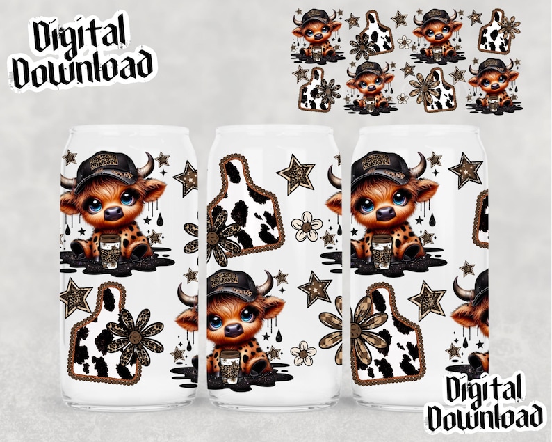 K&ouml;nnte beinhalten: Wei&szlig;e Sublimations-K&uuml;hlmanschetten mit einem Cartoon-K&auml;lber-Design. Das Kalb tr&auml;gt eine schwarze Kappe und h&auml;lt eine Kaffeetasse. Das Design umfasst Sterne, Kuhanh&auml;nger und die Worte "Digital Download".