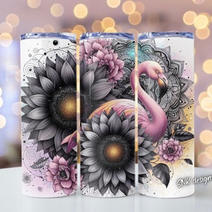Puede incluir: Un vaso de acero inoxidable con un flamenco rosa, girasoles grises y flores rosas. El diseño incluye un patrón de mandala y el texto "SNK designs". El vaso tiene un fondo blanco con efecto acuarela.
