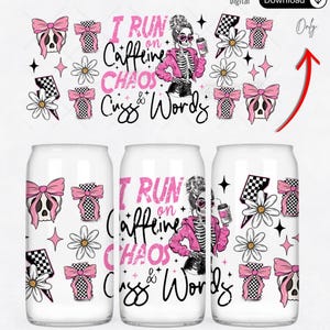 Op de afbeelding: Drie witte koelboxen met een roze en zwart ontwerp. Het ontwerp toont een skelet dat een roze jas draagt en een kopje koffie vasthoudt. De tekst op de koelbox luidt "Ik draai op cafeïne, chaos en scheldwoorden".