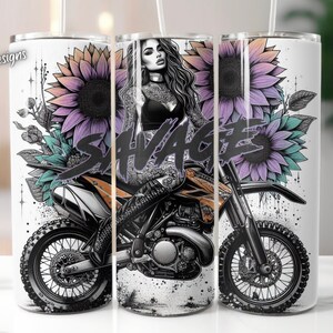 Op de afbeelding: Een witte roestvrijstalen tumbler met een zwarte en oranje crossmotor, een vrouw met lang zwart haar en paarse en groene bloemen. De tekst "Savage" staat in het zwart over de afbeelding.