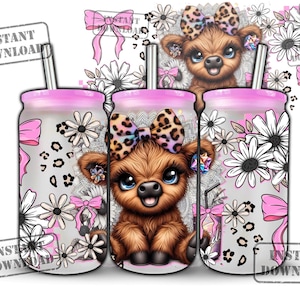 Op de afbeelding: Drie bekers met roze deksels en rietjes tonen een cartoon kalf met een luipaardprint strik. De bekers zijn versierd met madeliefjes, roze strikken en luipaardprint vlekken. De woorden "INSTANT DOWNLOAD" staan op de afbeelding gestempeld.