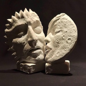 Może przedstawiać: Biała gipsowa rzeźba przedstawiająca dwie twarze, które się całują. Twarz po lewej stronie ma kolczastą, fakturowaną powierzchnię, podczas gdy twarz po prawej stronie ma gładką powierzchnię z kraterami, przypominającymi księżyc.