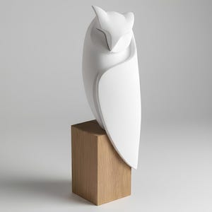 Minimalistische Eulen Statuette auf Holzständer