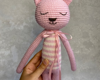 Gato de crochet. Gato hecho a mano. Regalo para recién nacido.
