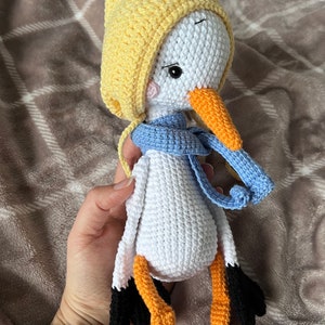 La cigogne au crochet. Oiseau en peluche. Amigurumi cigogne. Prêt à être livré.