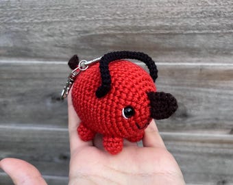 Gehäkelte Pochita Schlüsselanhänger | Kettensägenmann Plüsch Amigurumi | Handmade Anime Taschenanhänger | Süßes Geschenk für Anime Fans