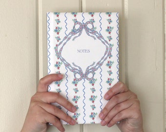 Cuaderno floral de cabaña azul
