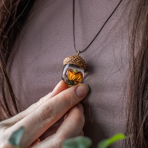 Collier gland avec grenouille champignon, bijoux en résine, pendentif gland, pendentif en bois et résine, cadeau pour amoureux de la nature, bijoux naturels image 8