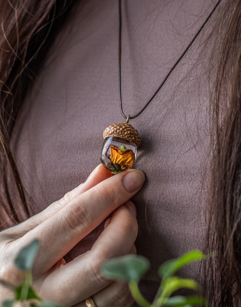 Collier gland avec grenouille champignon, bijoux en résine, pendentif gland, pendentif en bois et résine, cadeau pour amoureux de la nature, bijoux naturels image 8