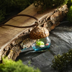 Collier gland avec grenouille champignon, bijoux en résine, pendentif gland, pendentif en bois et résine, cadeau pour amoureux de la nature, bijoux naturels Frog on the water