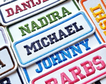 Etiqueta termoadhesiva bordada personalizada - Letras universitarias. Para mochila, bolso para portátil, chaleco o chaqueta.