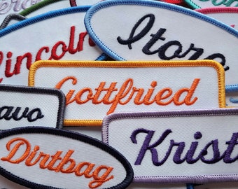 Op maat gemaakte vintage-stijl opstrijkbare naamplaatjepatch. Cursieve lettertypestijl. Voor uw uniform, overhemd, schort, overall, rugzak, jas of vest