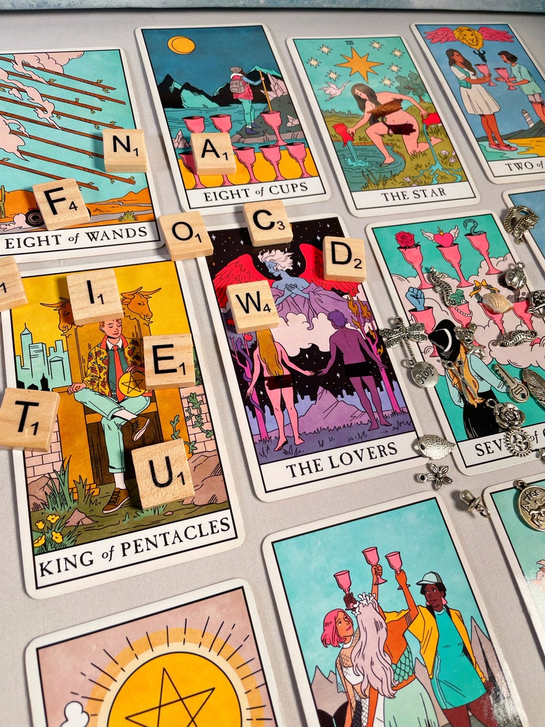 Pode incluir: Um spread de leitura de cartas de tar&ocirc; com as cartas "Oito de Paus", "Oito de Copas", "A Estrela", "Os Amantes", "Rei de Pent&aacute;culos" e "Sete de Copas". As cartas est&atilde;o dispostas em um padr&atilde;o com pe&ccedil;as de letras de madeira que soletram a palavra "futuro".