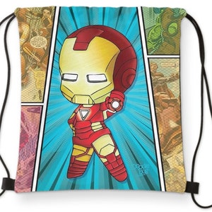 Op de afbeelding: Een rode en gele trekkoordtas met een cartoon afbeelding van Iron Man in een stripboek stijl. De tas heeft zwarte trekkoorden en een blauwe achtergrond.