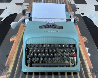 Zabytkowa maszyna do pisania Olivetti Studio 44 z obudową